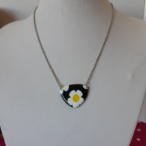 Collier fleurs blanches