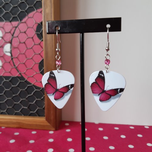 Boucles médiator papillon rose en vol