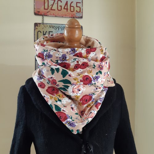 Echarpe fleurie claire