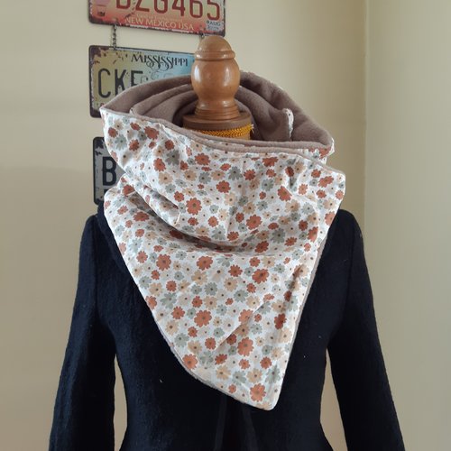 Echarpe beige et petites fleurs