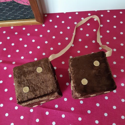 Fuzzy dices chocolat