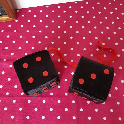 Fuzzy dices noir et rouge