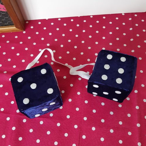 Fuzzy dices bleu marine