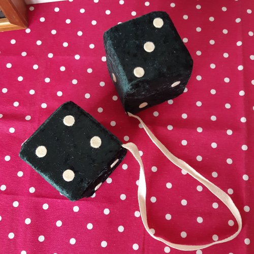 Fuzzy dices vert foncé et vanille