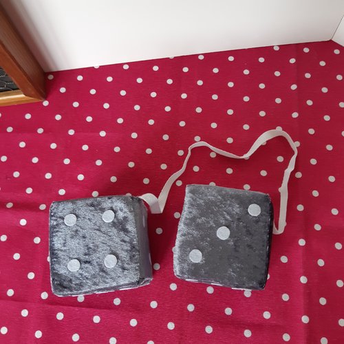 Fuzzy dices gris et blanc