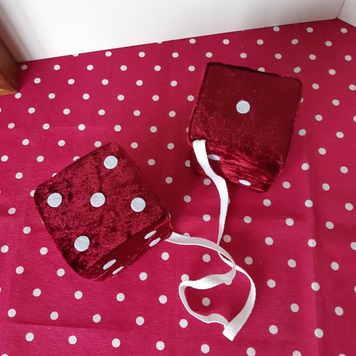 Fuzzy dices bordeaux