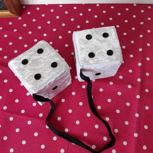 Fuzzy dices blanc