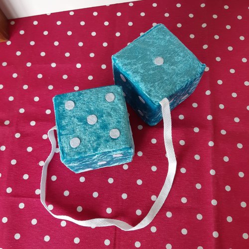 Fuzzy dices turquoises