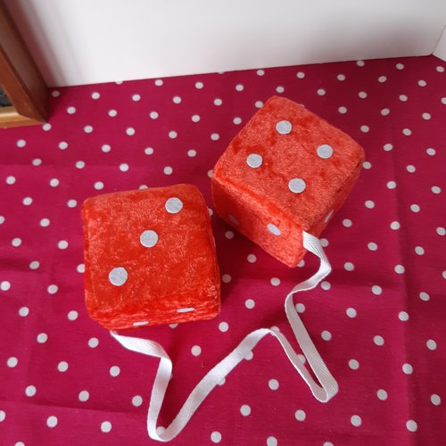 Fuzzy dices rouges