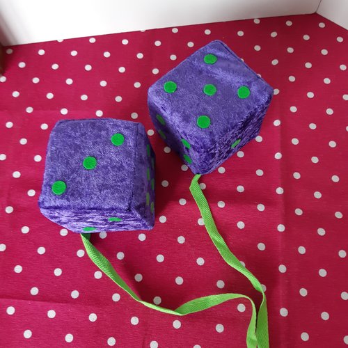 Fuzzy dices violets