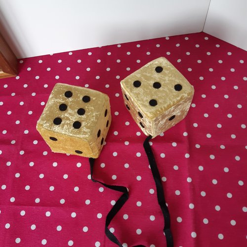 Fuzzy dices dorés