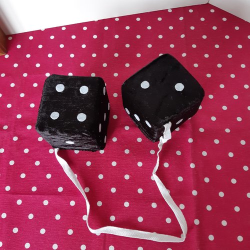Fuzzy dices noirs