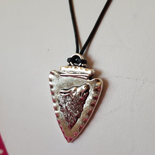 Collier fléche et loup