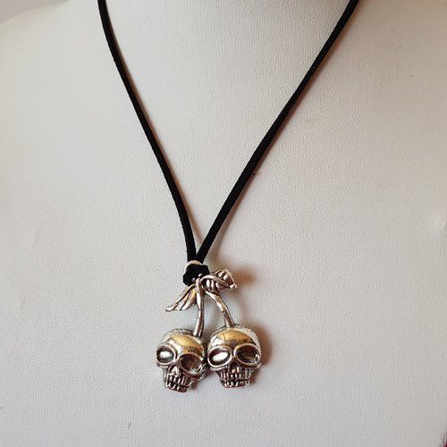 Collier cherry skull noir