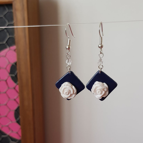 Boucles roses blanches