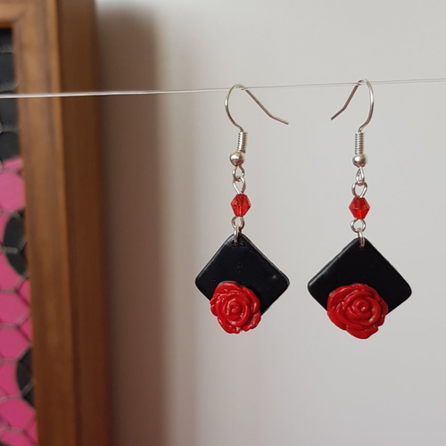 Boucles roses rouges