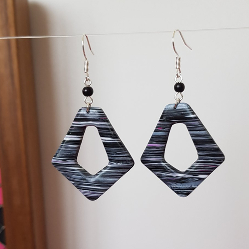 Boucles abstraites grise et noire