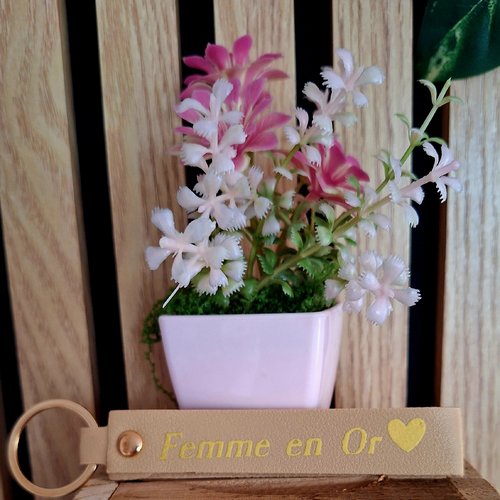 Porte clef " femme en or "