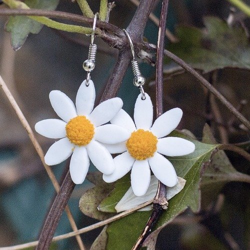 Marguerites  - boucles d'oreilles pendantes