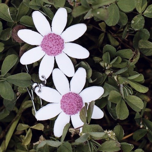 Marguerites  - boucles d'oreilles pendantes