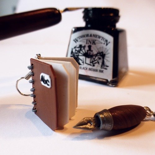 Cahier et porte-plume d'écrivain  - boucles d'oreilles pendantes