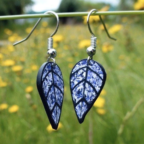 Feuilles violettes légères au vent - boucles d'oreilles pendantes