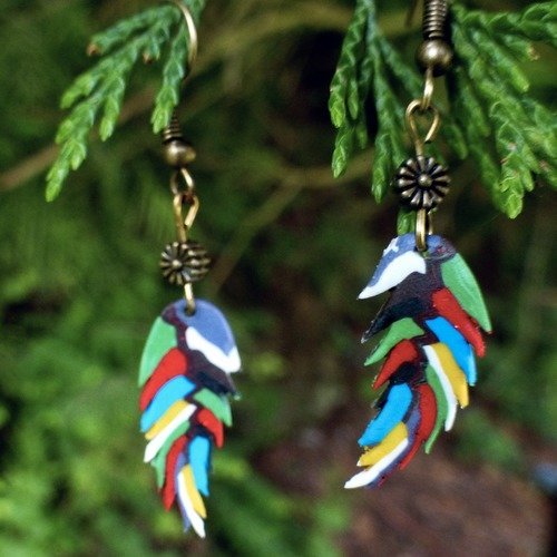 Plumes de perroquet indien - boucles d'oreilles pendantes