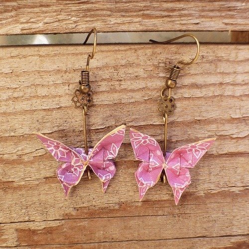 Papillons roses en origami réservés