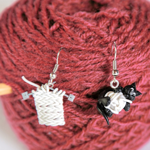 Tricot, chat et pelote  - boucles d'oreilles pendantes [-animal-]