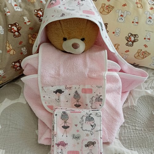 Coffret naissance 100% coton : bavoir, sortie de bain et 5 lingettes