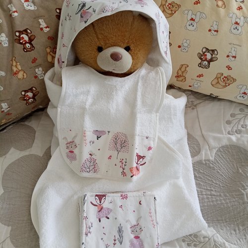 Coffret naissance 100% coton : bavoir, sortie de bain et 5 lingettes