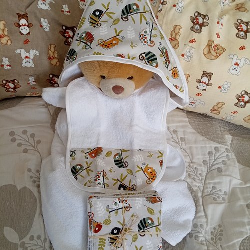 Coffret naissance 100% coton : bavoir, sortie de bain et 5 lingettes