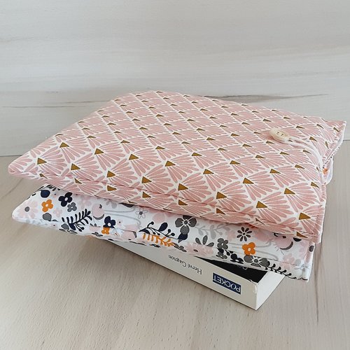 Pochette livre tissu molletonnée fermée par un bouton housse protection livre format poche motif graphique rose et floral idée de cadeau