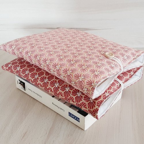Pochette livre tissu molletonnée fermée par un bouton housse protection livre format poche motif ryiad rose et rouge idée de cadeau
