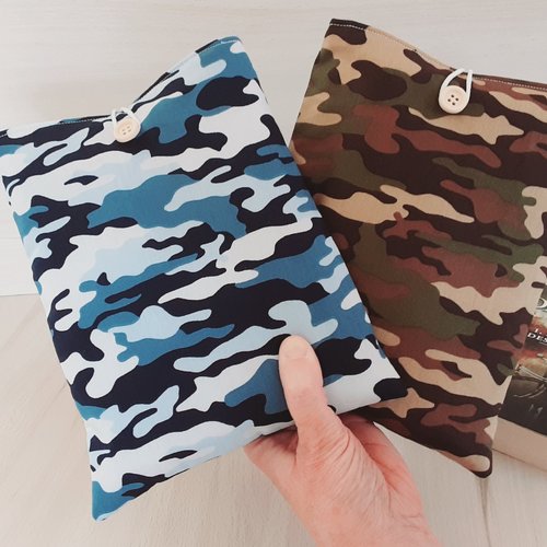 Pochette livre tissu molletonnée fermée par un bouton housse protection livre format poche motif camouflage cadeau