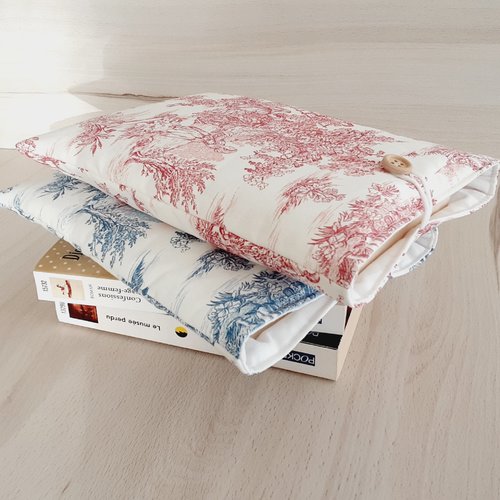 Pochette livre tissu molletonnée fermée par un bouton housse protection livre format poche motif graphique rose idée de cadeau