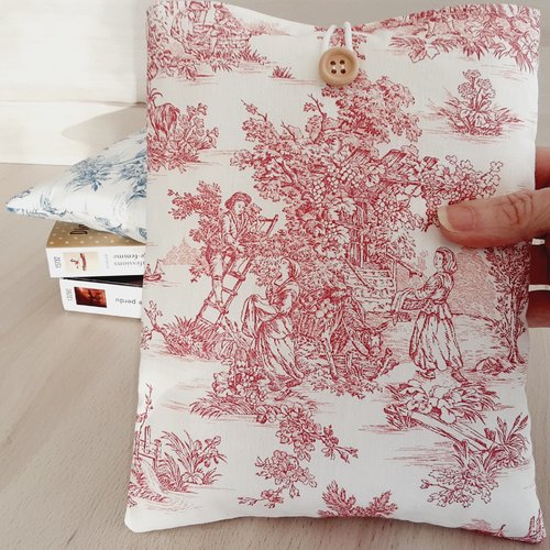 Pochette livre tissu molletonnée fermée par un bouton housse protection livre format poche motif jouy rouge idée de cadeau