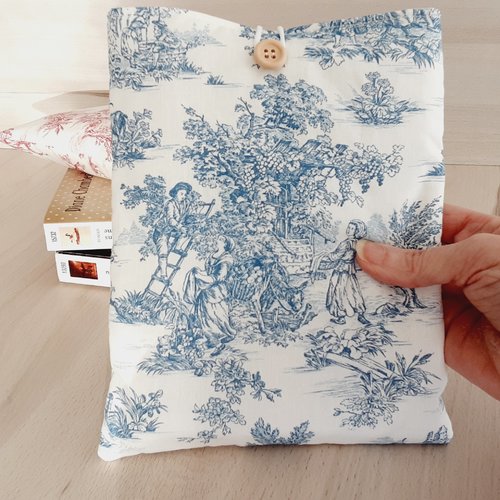 Pochette livre tissu molletonnée fermée par un bouton housse protection livre format poche motif jouy bleu idée de cadeau