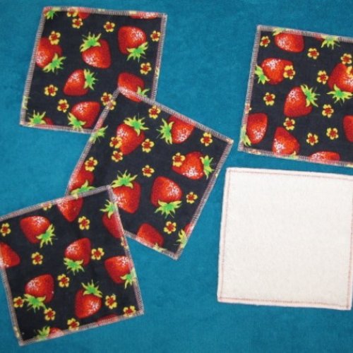 Lot de 5 maxi lingettes lavables ou debarbouillettes 15 x 15 cm coton / éponge motif fraises fond noir