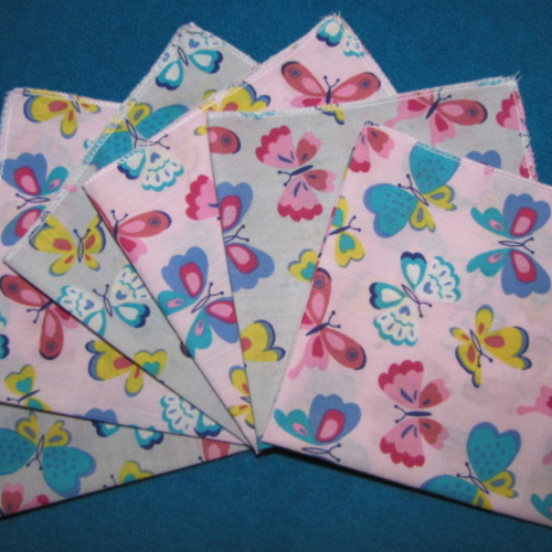 Lot de 6 mouchoirs en tissu coton lavables surjetés motif papillons fond gris et rose