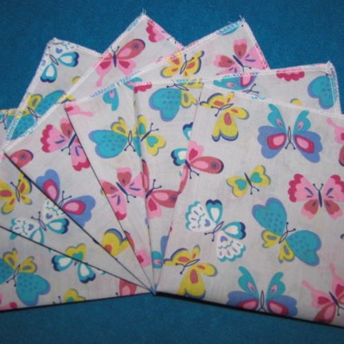 Lot de 6 mouchoirs en tissu coton lavables surjetés motif papillons fond gris