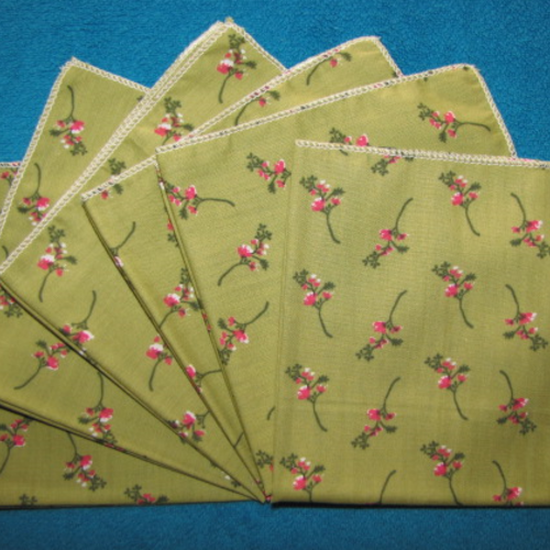 Lot de 6 mouchoirs en tissu coton lavables surjetés motif fleurs fond vert