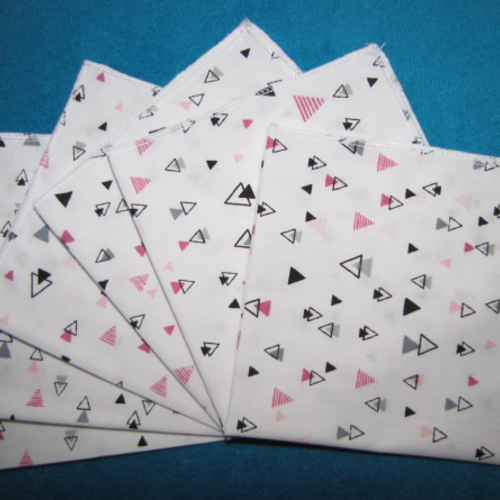 Lot de 6 mouchoirs en tissu coton lavables surjetés motif triangles fond blanc