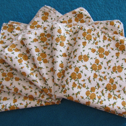 Lot de 6 mouchoirs en tissu coton lavables surjetés motif fleurs ocre