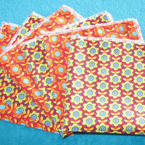 Lot de 6 mouchoirs en tissu coton lavables surjetés motif fleurs sixties