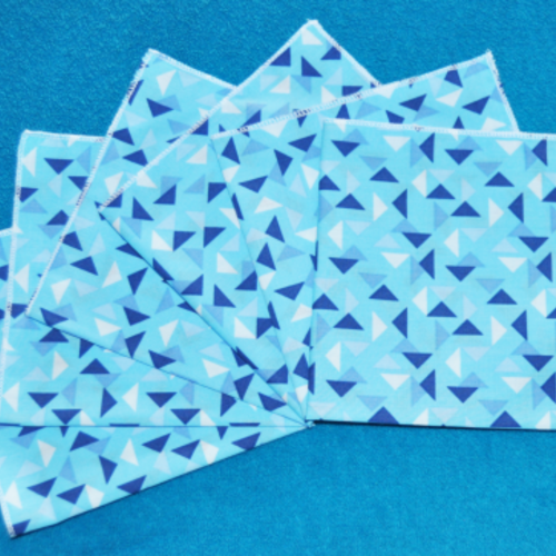Lot de 6 mouchoirs en tissu coton lavables surjetés motif triangles ton bleu