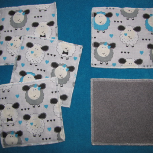 Lot de 5 maxi lingettes lavables ou debarbouillettes 15 x 15 cm coton / éponge motif moutons (fond bleu gris)