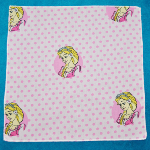 Lot de 6 mouchoirs en tissu coton lavables surjetés motif princesses fond rose