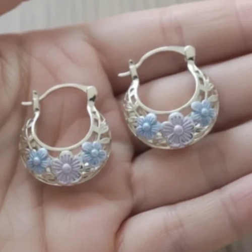 Créoles élégantes à motif floral plaqué or 14 carats