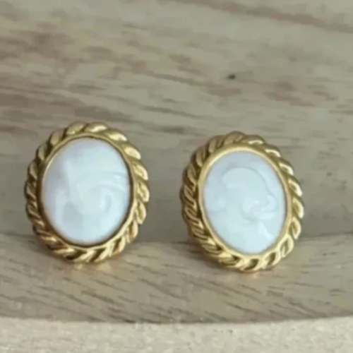 Boucles d'oreilles puces clous ovale émaillé nacré blanc dorées à l'or fin 14 carats